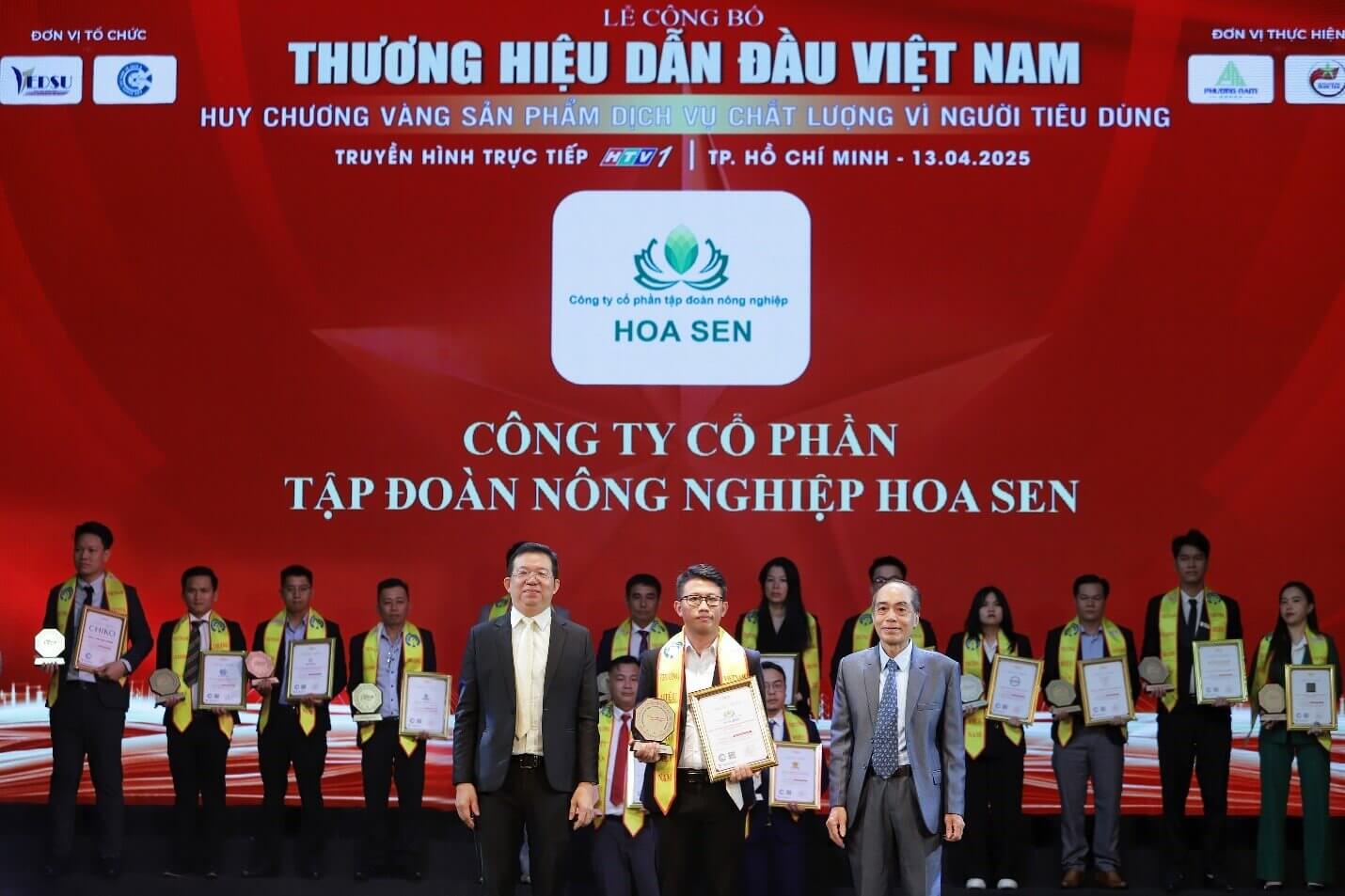 Ông Nguyễn Việt Tùng – Tổng Giám đốc Tập đoàn Nông nghiệp Hoa Sen nhận giải thưởng “Huy chương vàng Sản phẩm – Dịch vụ chất lượng vì người tiêu dùng 2025” cho sản phẩm Vua Nấm