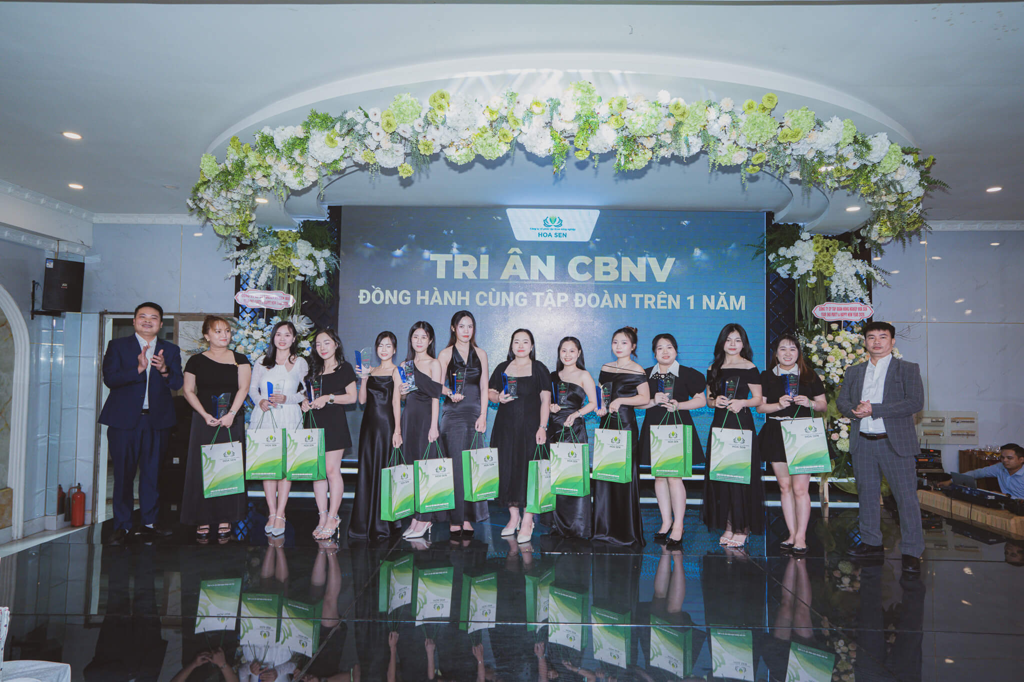 Tri ân những CBNV đồng hành cùng Tập đoàn từ những ngày đầu thành lập