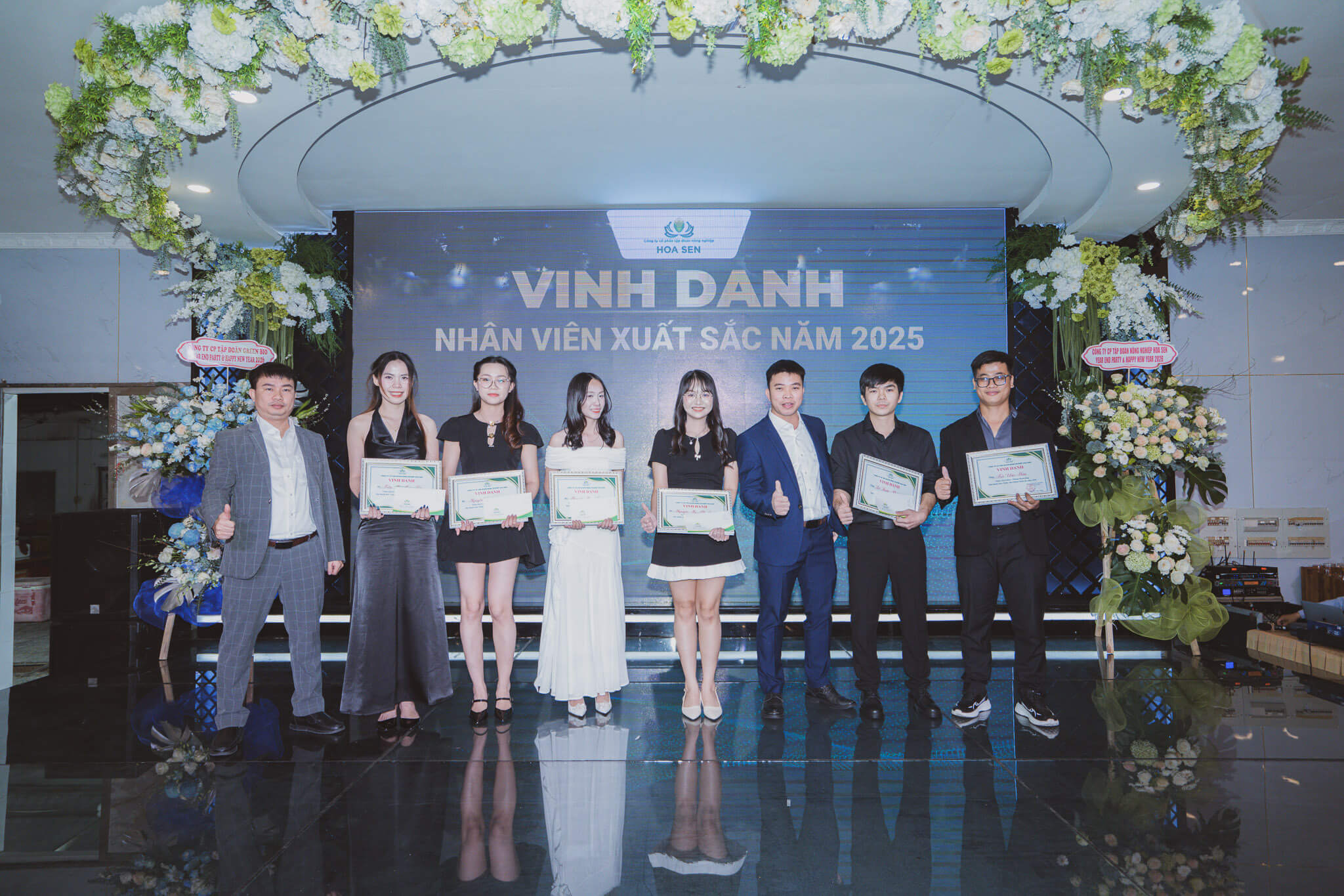 Ban lãnh đạo vinh danh Nhân viên Xuất sắc 2025