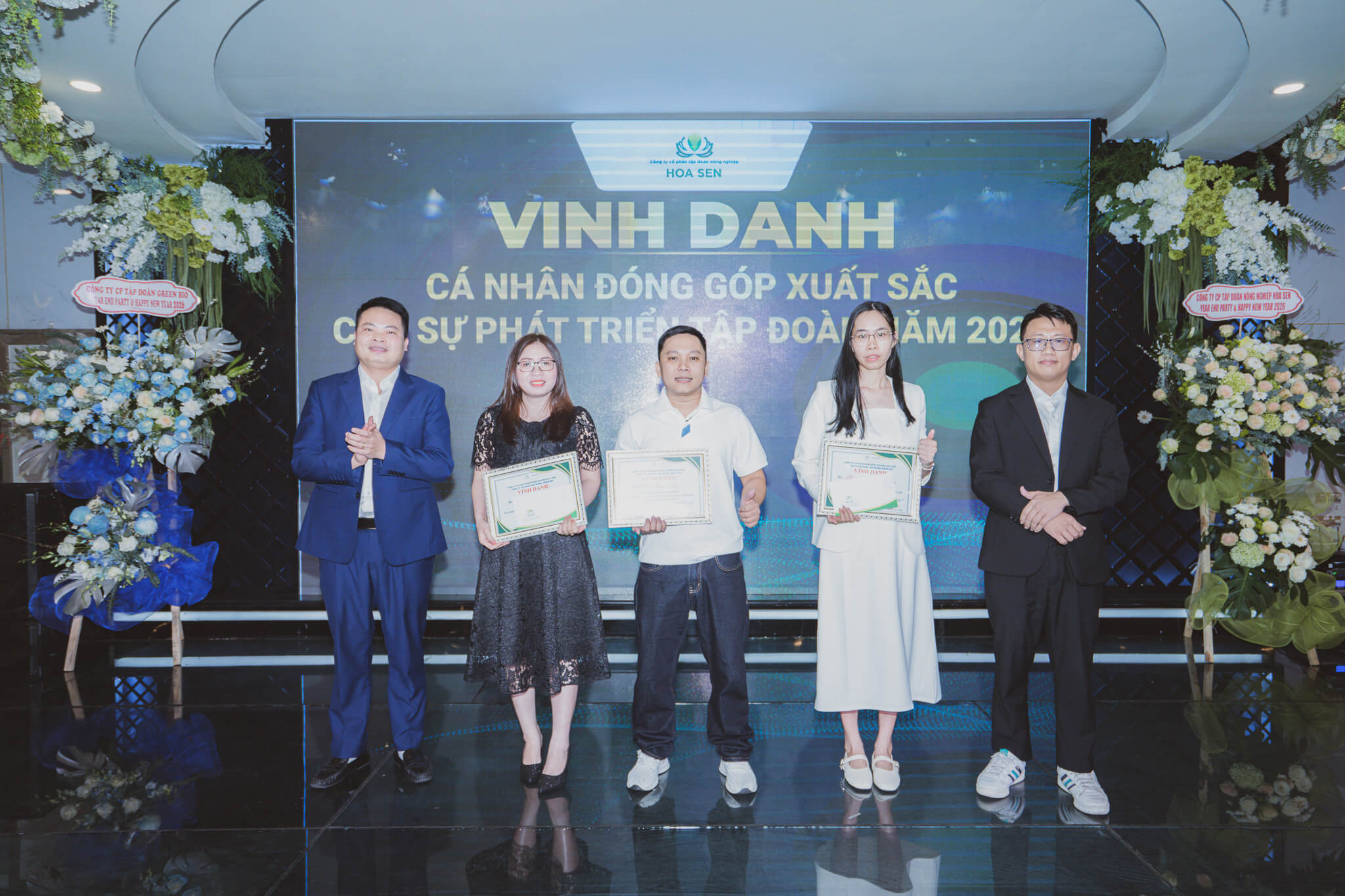  Ban lãnh đạo vinh danh những cá nhân tiêu biểu, đóng góp tích cực vào sự phát triển chung của Tập đoàn
