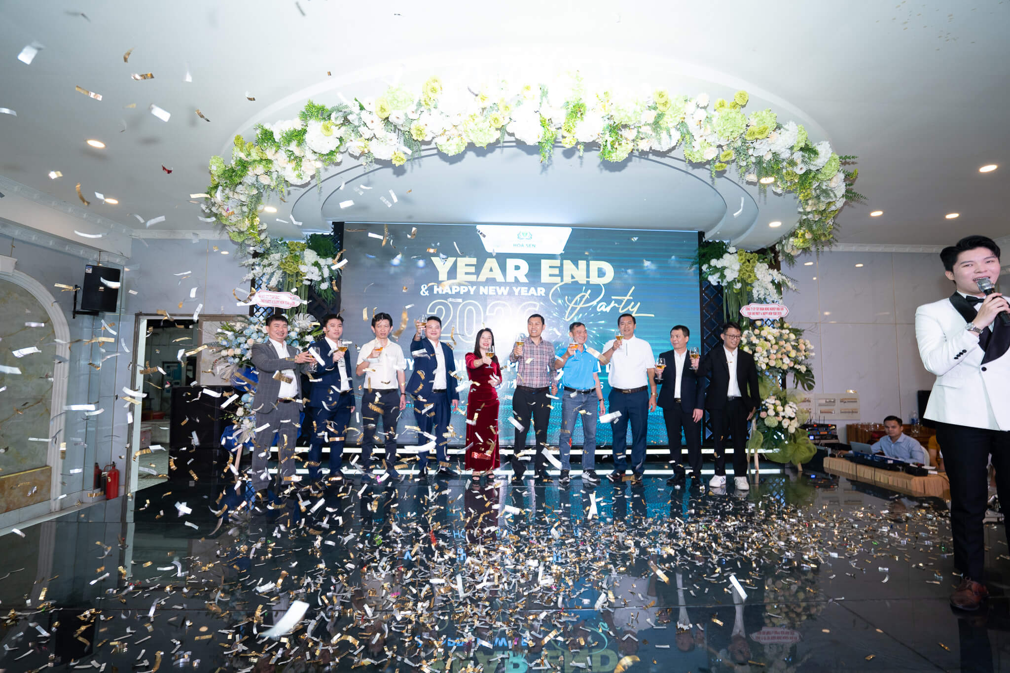 Ban lãnh đạo và đối tác nâng ly chúc mừng cho thành công của năm đã qua, quyết tâm chinh phục mục tiêu năm 2026