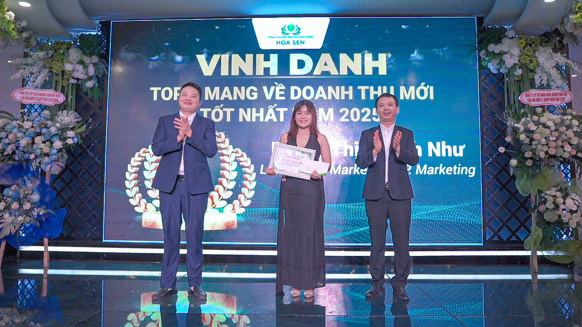 Ban lãnh đạo vinh danh Top 1 mang về doanh thu mới tốt nhất năm 2025
