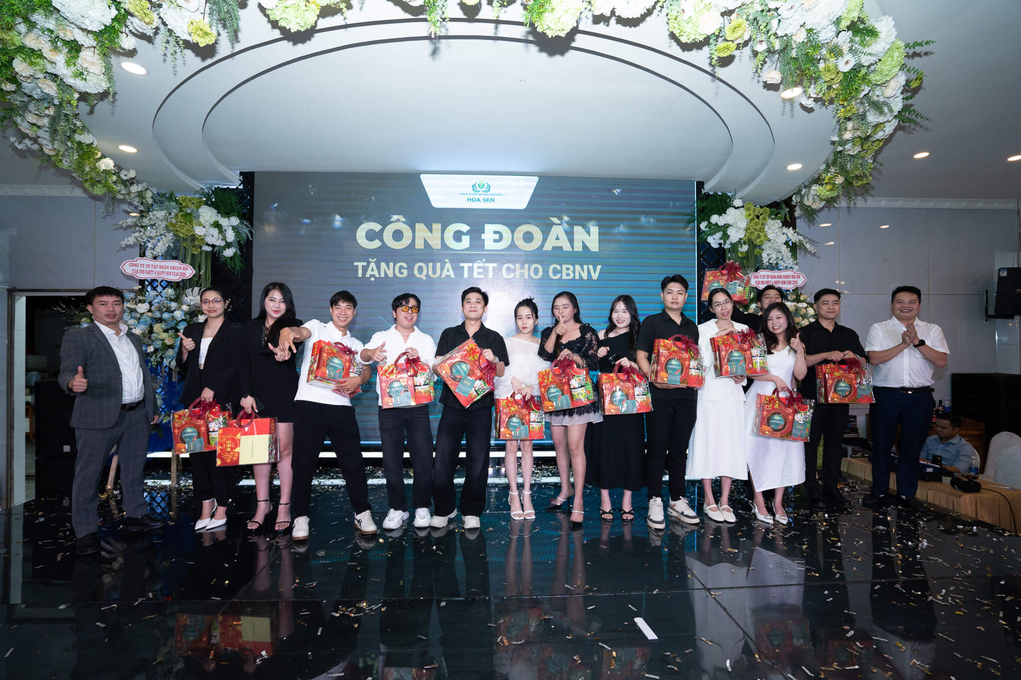 Công đoàn Tập đoàn tặng quà Tết cho đại gia đình Hoa Sen